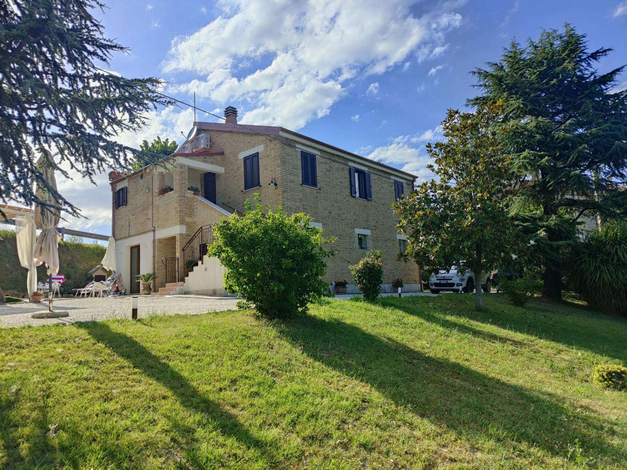 La Casa Del Duca Guest House Montalto delle Marche Exterior photo